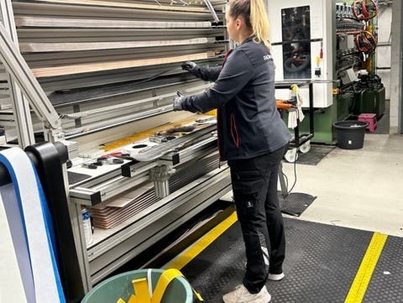 Ici, les couches du ski sont assemblées à la main.