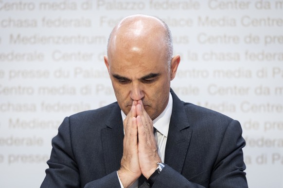 Bundesrat Alain Berset waehrend einer Medienkonferenz des Bundesrates zum Thema TARDOC, Tarif fuer die Abrechnung aerztlicher Leistungen, am Freitag, 3. Juni 2022, in Bern. (KEYSTONE/Peter Klaunzer)