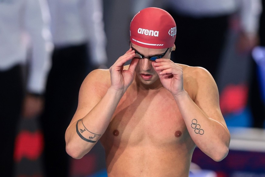 Difficile d'afficher des logos de marques sur un corps presque nu.