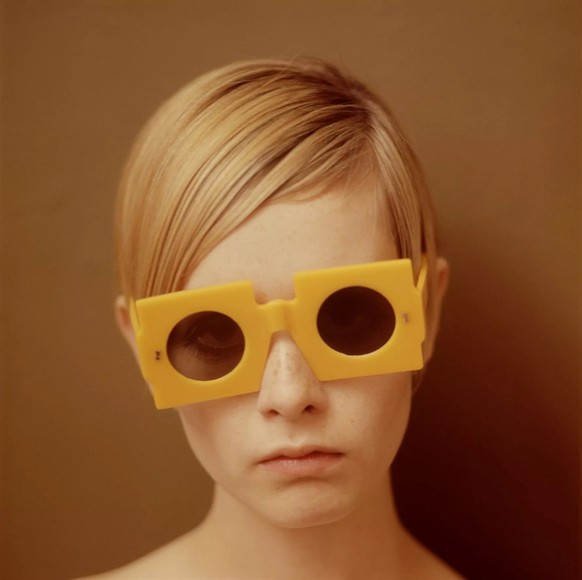 Ronald Traeger, Twiggy, 1966 

https://www.mkg-hamburg.de/sites/default/files/styles/embedded_wide_desktop/public/externals/1/2/12334481bfa958b84c47501b9089d12c.jpg.webp?itok=pl9wwrQP