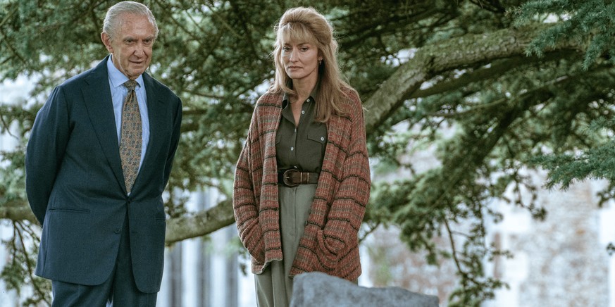 Jonathan Pryce, qui joue le rôle du prince Philip, donne la réplique à Natascha McElhone, alias Penny Bradourne.
