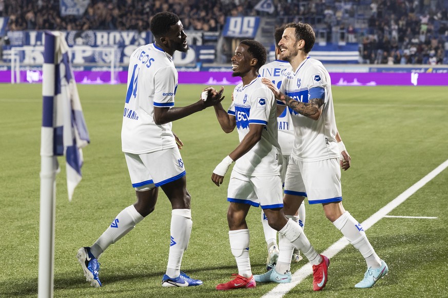 La joie de Kevin Mouanga (LS), gauche, qui felicite Teddy Okou (LS) (buteur 3:1), centre et Olivier Custodio (LS), droite, lors de la rencontre de football de Swiss Super League entre le FC Lausanne-S ...
