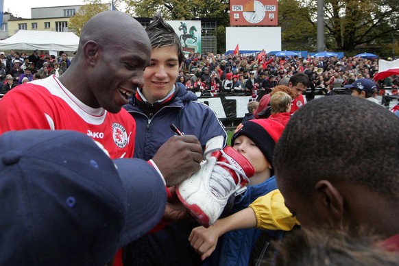 Der dreifache Torschuetze Patrick Bengondo signiert einen Schuh nach dem Schweizer Cup Fussballspiel FC Winterthur gegen die Grasshoppers im Stadion Schuetzenwiese am Sonntag, 23. Oktober 2005 in Wint ...