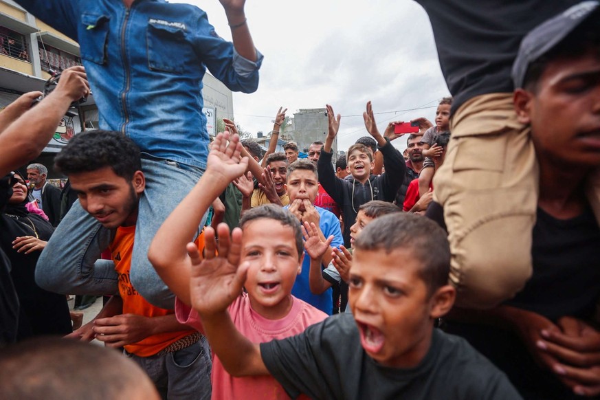Des enfants palestiniens célèbrent à Khan Yunis après l&#039;annonce de l&#039;accord de cessez-le-feu à Gaza.