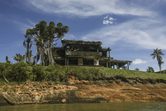 Autrefois villa de luxe, aujourd'hui arène de paintball: la Finca La Manuela au bord du lac de Guatapé.