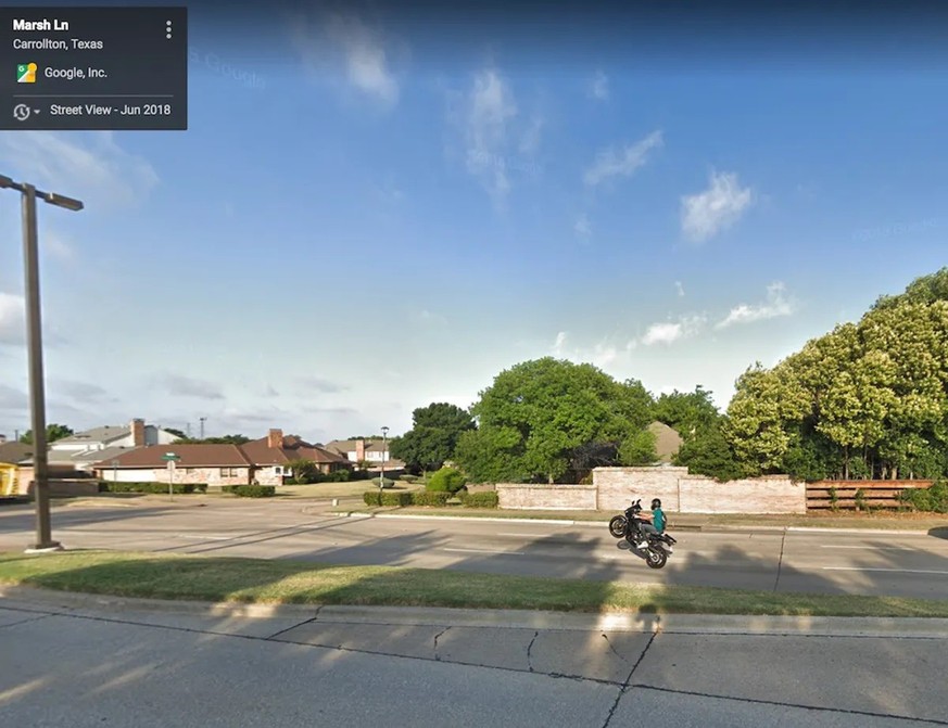 Merkwürdiges Zeug auf Google Street View 
https://www.cnet.com/pictures/crazy-images-caught-on-google-street-view/