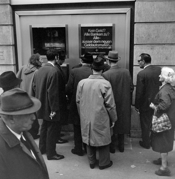 Le premier bancomat de Suisse, en 1967.