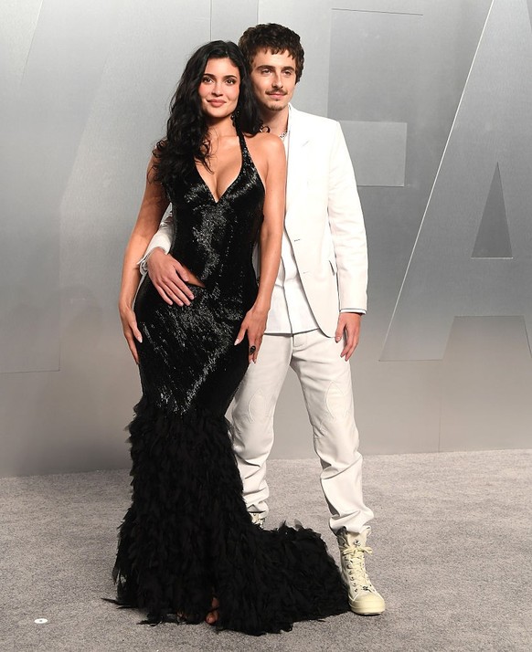 WASHINGTON, DC - APRIL 28:U.S. President Donald Trump and First Lady Melania Trump pose on the balcony of the White House during a state arrival ceremony on the South Lawn of the White House on day tw ...
