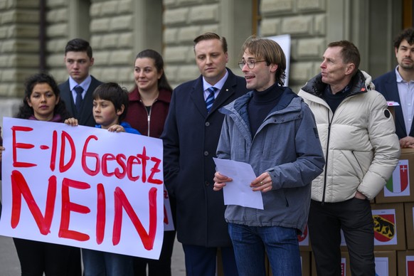 Jonas Sulzer, Kampagnenleiter (mitte) Nils Fiechter, Praesident Junge SVP-BE (links daneben), Roland Buehlmann (2. v. links) und Samuel Kullmann, Grossrat EDU-BE (rechts aussen) anlaesslich Einreichun ...