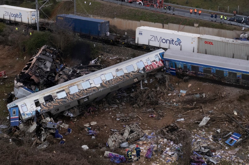 Les pompiers s'efforcent d'extraire les passagers des trains après une collision près de la ville de Larissa, en Grèce.