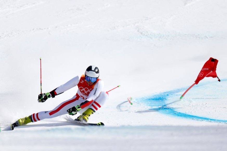 PYEONGCHANG-GUN, SOUTH KOREA - FEBRUARY 18: Stefan Brennsteiner of Austria crashes out during the Alpine Skiing Men&#039;s Giant Slalom at Yongpyong Alpine Centre on February 18, 2018 in Pyeongchang-g ...