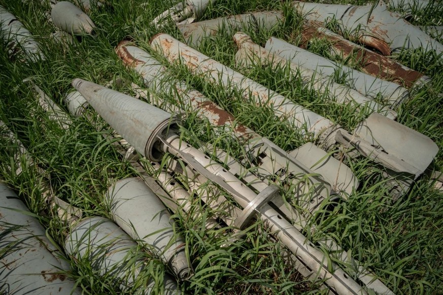 Des restes d&#039;armes russes tirées sur la région de Kharkiv reposent sur un terrain utilisé pour le stockage des matériaux récupérés dans le cadre des opérations de déminage.