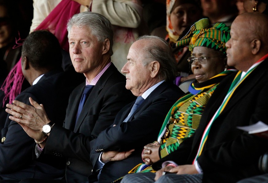 Sepp Blatter (au centre) en compagnie de l'ancien président américain Bill Clinton (à gauche) lors du match Etats-Unis-Algérie à la Coupe du monde 2010.