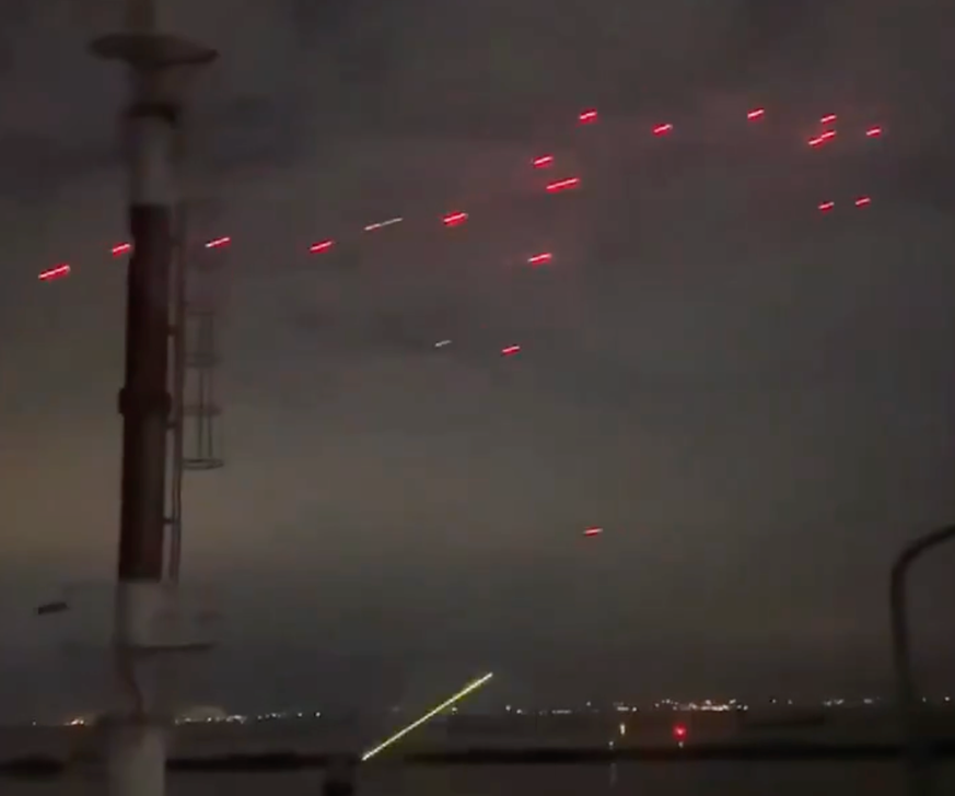 Leuchtspurgeschosse der Luftverteidigung über dem Hafen von Odessa.
