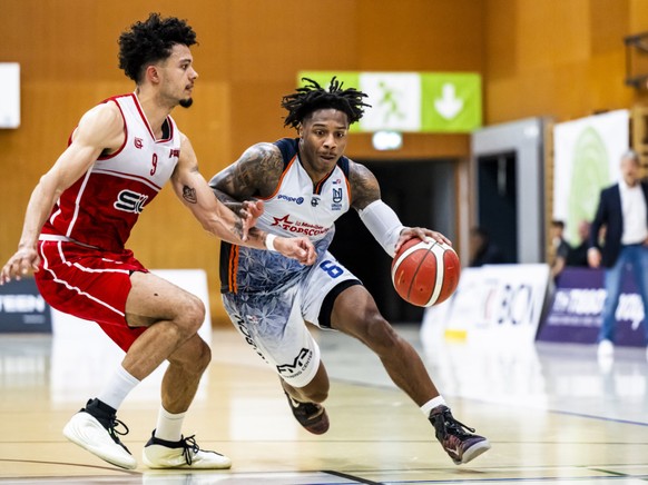 Justin Hill, ici au duel avec l'ex-joueur d'Union Yoan Granvorka, a marqué 21 points pour les Neuchâtelois.