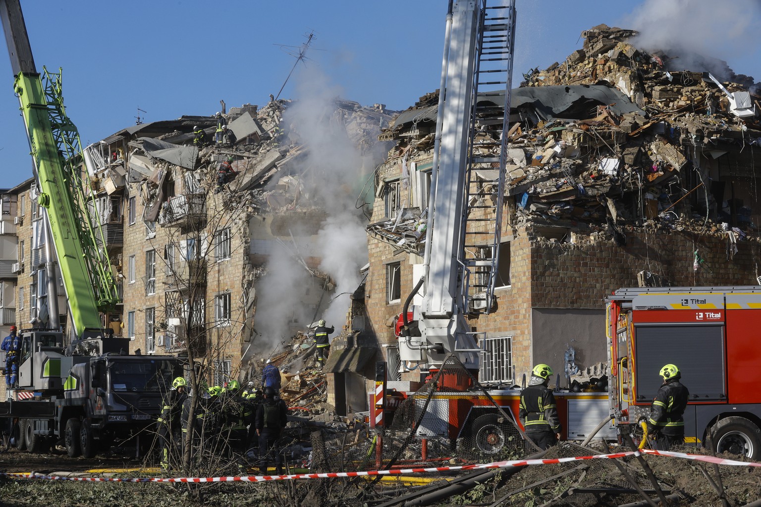 epa12328991 Ukrainian rescuers work at the site of a Russian strike on a five-storey residential building in Kyiv, Ukraine, 28 August 2025, amid the ongoing Russian invasion. At least 14 people were k ...