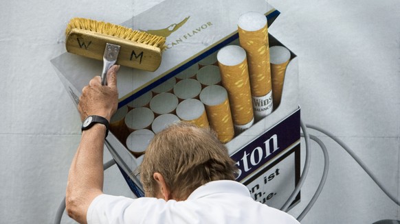 ARCHIV ? ZU DEN THEMEN AN DER HERBSTSESSION DER EIDGENOESSISCHEN RAETE VON HEUTE DIENSTAG, 17. SEPTEMBER 2019, STELLEN WIR IHNEN FOLGENDES BILDMATERIAL ZUR VERFUEGUNG - Ein Mitarbeiter der APG, einer ...