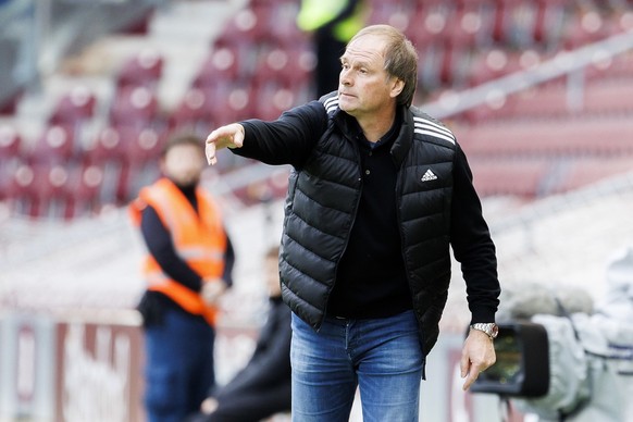 Alain Geiger, coach of Servette FC, gestures, during the Super League soccer match of Swiss Championship between Servette FC and Luzern, at the Stade de Geneve stadium, in Geneva, Switzerland, Sunday, ...