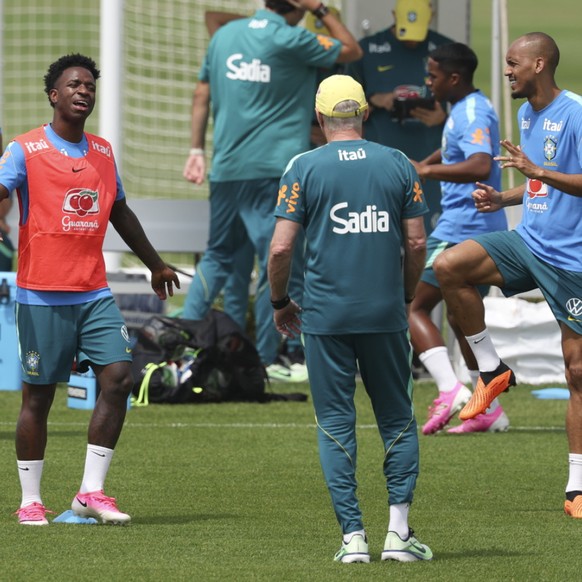 Le Brésil d'Ancelotti (de dos) entame son Mondial par un choc face au Maroc