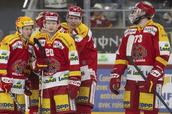 Biels Spieler feiern ihren Treffer zum 2-2 im zweiten Eishockey Play In Spiel der National League zwischen dem EHC Biel und Genf Servette HC, am Samstag, 9. Maerz 2024, in der Tissot Arena in Biel. (K ...