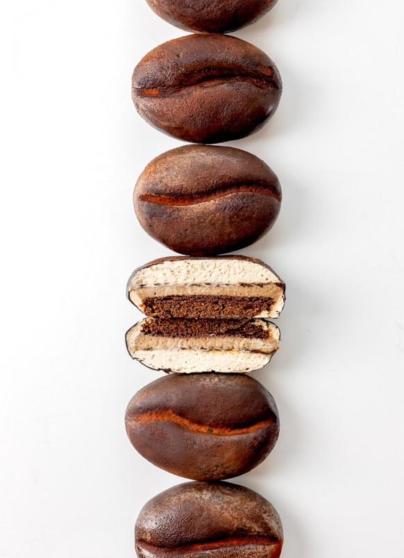 «Praliné croquant aux grains de café, biscuit moelleux au café, gelée de café coulant, ganache au café fouettée, sous une fine coque de chocolat noir et poudre de cacao». Ça va, vous tenez toujours?