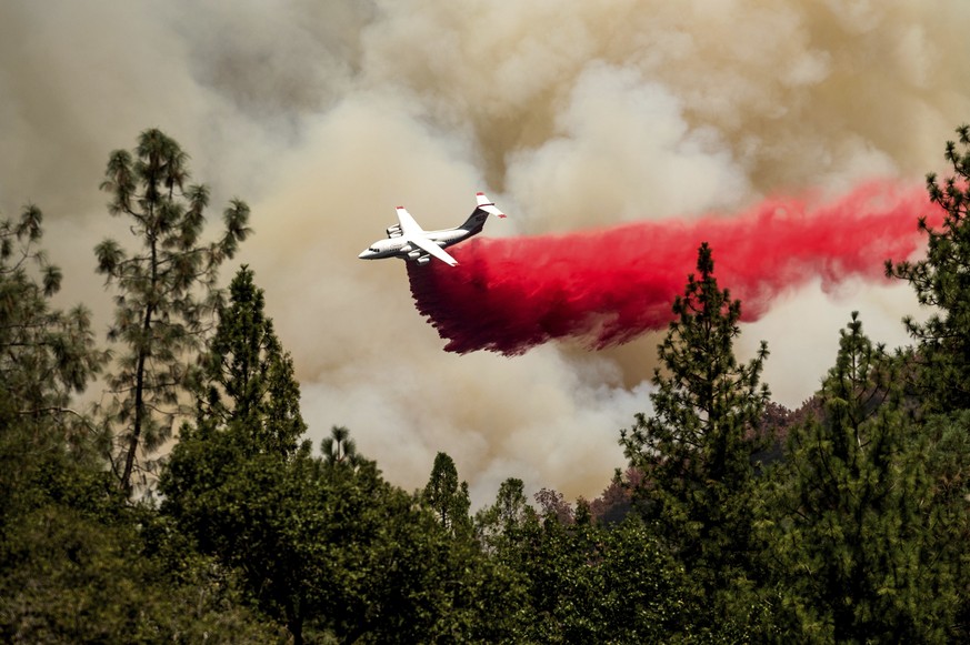 An air tanker drops retardant while trying to stop the Oak Fire from progressing in Mariposa County, Calif., on Sunday, July 24, 2022. (AP Photo/Noah Berger)