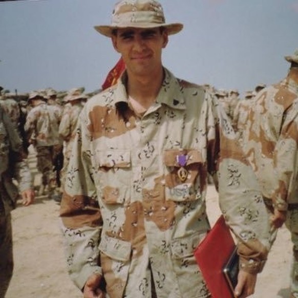 Particulièrement fier de son passé de marine durant la guerre du Golfe, Chris LaCivita gave régulièrement son compte X de photos en treillis.
