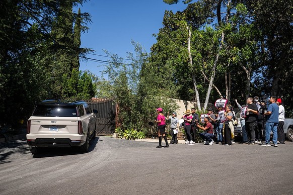 Los Angeles, CA - March 11:A driver brings guests into the NOMA LA pop-up past protesters where $1500 meals are being served at The Paramour Estate in Silver Lake on Wednesday, March 11, 2026. Protest ...