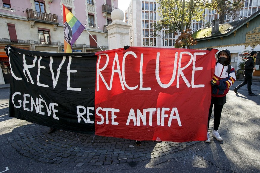 Des manifestants sont rassembles a l&#039;appel des milieux de gauche sous le slogan &quot;Mobilisons-nous contre l&#039;extreme-droite! Pas de fascistes dans nos quartiers!&quot;, ce samedi 12 novemb ...