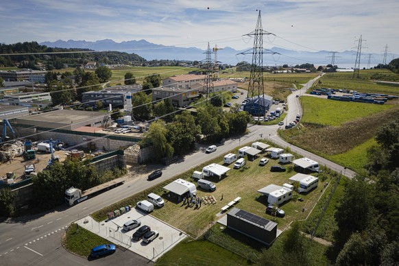 Une vue aerienne montre une aire de passage pour les Yeniches lors de son inauguration ce lundi 25 aout 2025 au Mont-sur-Lausanne. (KEYSTONE/Valentin Flauraud)