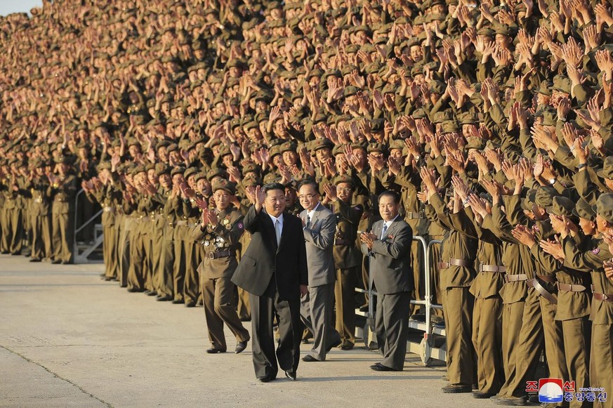 Un Kim Jong-un visiblement amaigri parade devant l'armée. Il semble flotter dans ses pantalons. Peut-être un ancien costume devenu trop large…