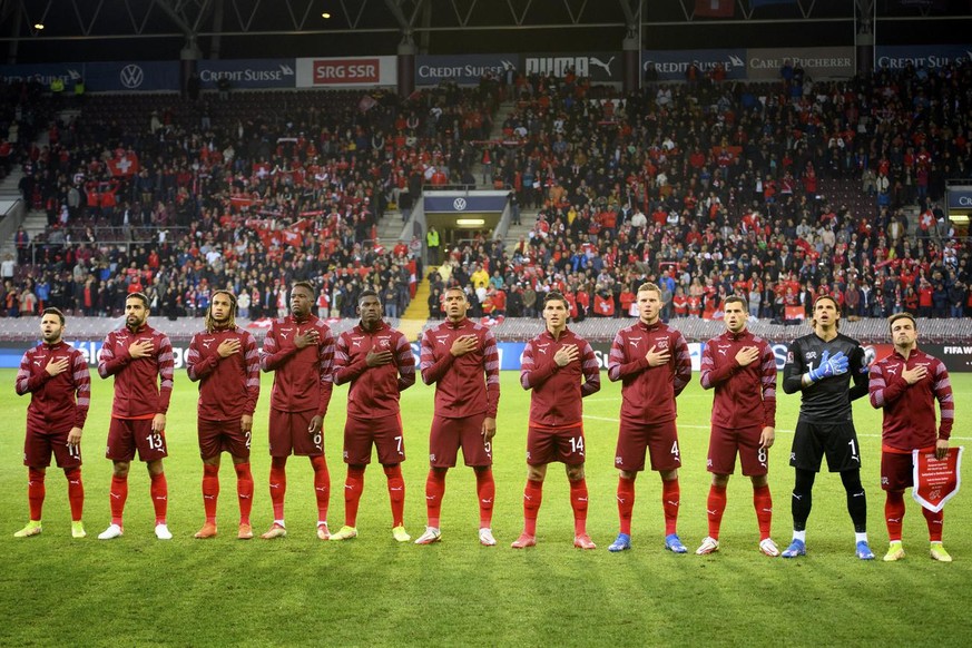 Les joueurs de l'équipe de Suisse pendant l'hymne national, avant le match contre l'Irlande du Nord à Genève le 9 octobre.