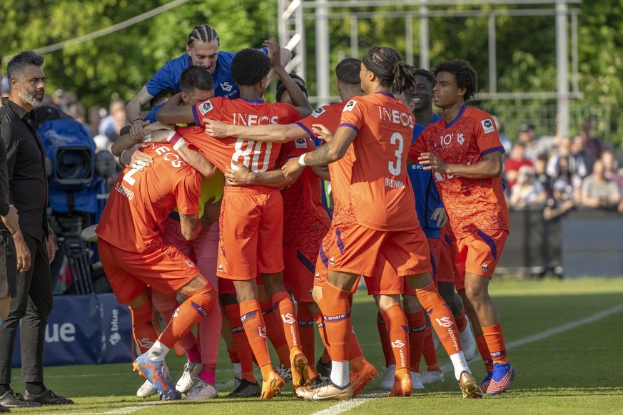 Lausannes Spieler freuen sich vor Aaraus Trainer Boris Smiljanic , links, ueber das Tor zum 0:1 im Fussball Meisterschaftsspiel der Challenge League zwischen dem FC Aarau und dem FC Lausanne-Sport im  ...