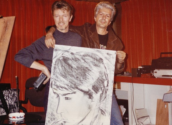 David Bowie avait dessiné le portrait du fils de Sandro Sursok (à d.) au Mountain Studio de Montreux le jour de l'anniveraire du garçon.