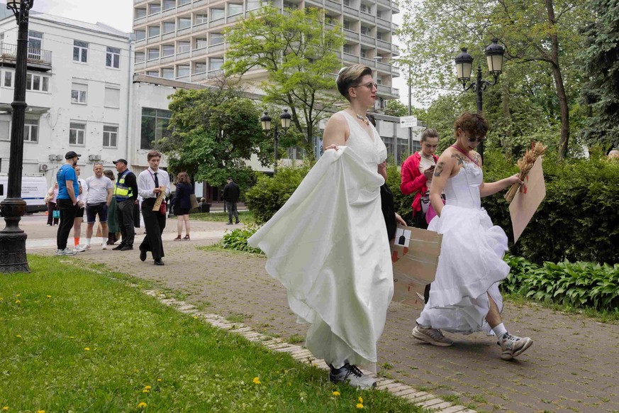 Des manifestantes déguisées en mariées se sont rassemblées à Kiev le 17 mai 2026 pour protester contre le nouveau Code civil, mettant en garde contre le risque qu’il restreigne les droits des femmes,  ...