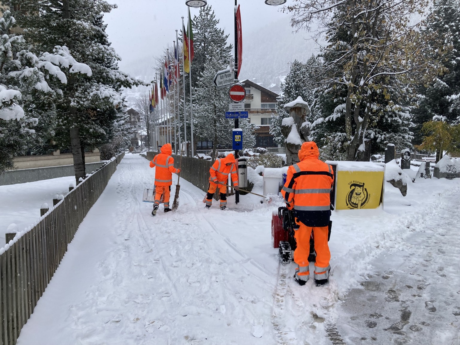 Les employés communaux en action dimanche matin.