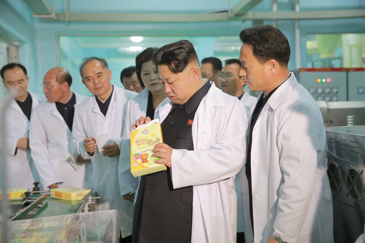 (151114) -- PYONGYANG, Nov. 14, 2015 -- Photo provided by Korean Central News Agency () on Nov. 14, 2015 shows top leader of the Democratic People s Republic of Korea (DPRK) Kim Jong Un (C) recently i ...