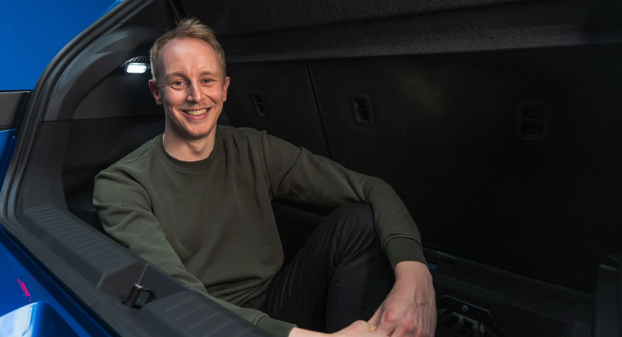 Le rédacteur dans le bac du coffre: même sous le plancher de chargement, il y a de la place pour bien des objets.