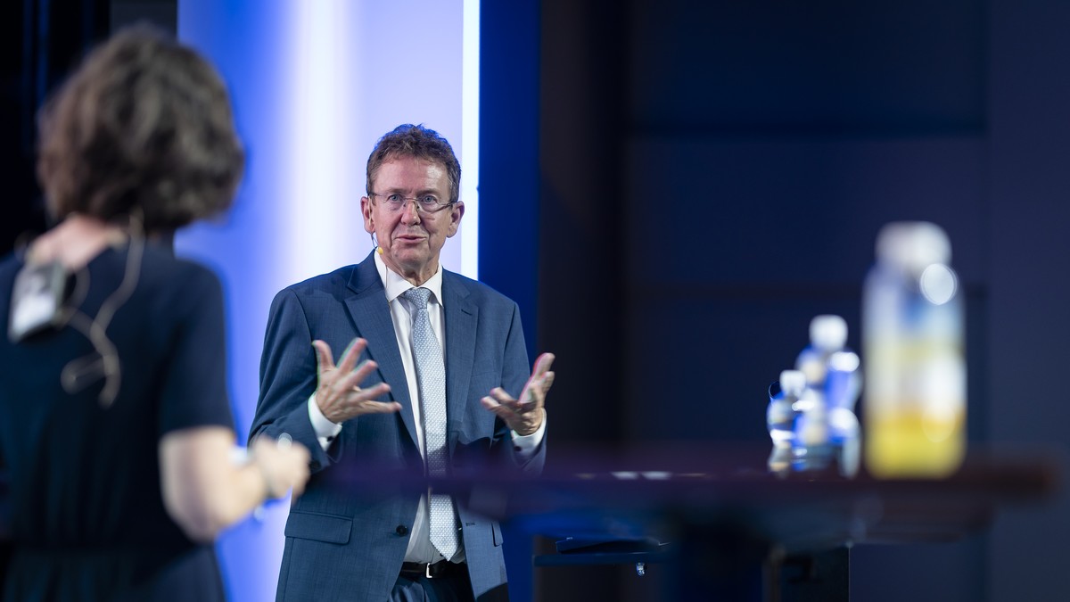 Albert Rösti veut une régulation «minimale» pour ne pas freiner l’IA