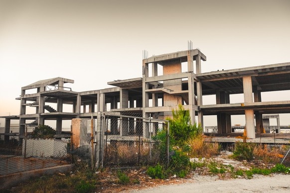 Le résultat d'une construction illégale: une maison inachevée.