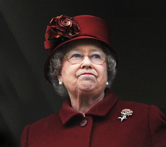 EPSOM, ENGLAND - JUNE 01: Queen Elizabeth II watches the racing from the royal balcony at the Epsom Derby at Epsom Racecourse on June 1, 2019 in Epsom, England. (Photo by Mark Cuthbert/UK Press via Ge ...