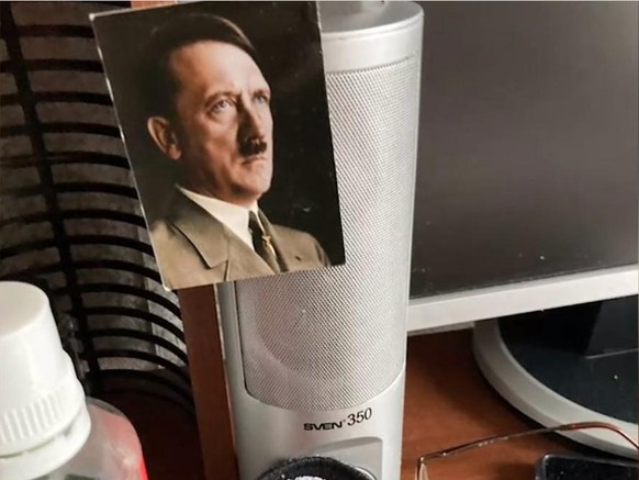 Une photo d'Adolf Hitler aurait été trouvée dans l'appartement.