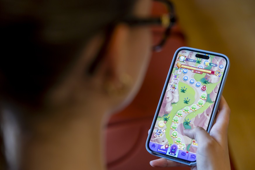 Une jeune fille pose pour le photographe avec son smartphone pour le photographe lors de la presentation de la campagne d&#039;information et de prevention &quot;Les Ecrans Parlons-en !&quot;, en conf ...