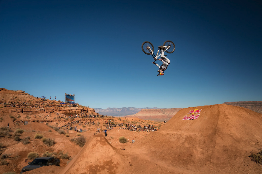 Les femmes participent également au Rampage. Ici, l'Américaine Hannah Bergemann en plein salto arrière.