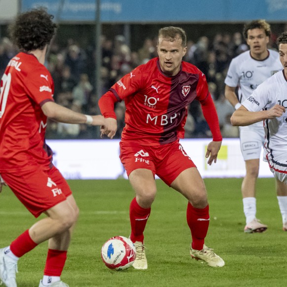 Cédric Gasser (au centre) et Vaduz solidement en tête de ChL.