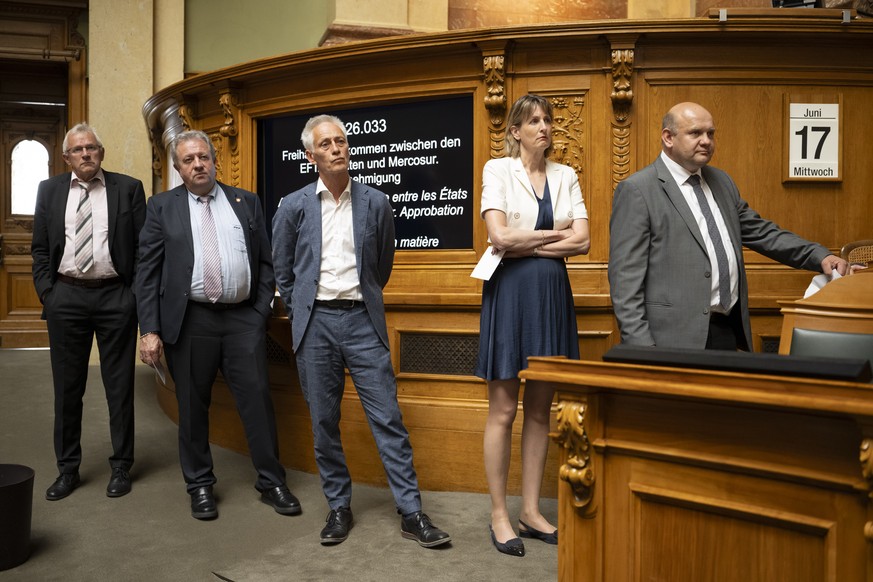 Nationalraetin Celine Weber, GLP-VD, 2. rechts, und Nationalraeten. Benjamin Roduit, Mitte-VS, Jacques Nicolet, SVP-VD, Rudi Berli, GP-GE, und Ernst Wandfluh, SVP-BE, warten darauf, ihre Fragen an Bun ...