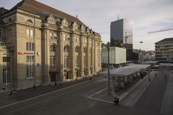 Blick auf den neu gestalteten Bahnhofsplatz mit der neuen Ankunftshalle, augenommen am Mittwoch, 29. August 2018, in St. Gallen. Der neue Bahnhof fuer 80 Millionen Franken wird heute Freitag nach drei ...
