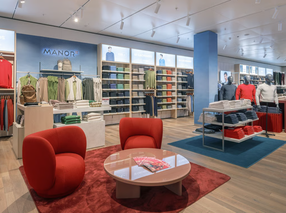Des fauteuils confortables pour se reposer font partie du nouveau concept de magasin de Manor, comme on peut le constater ici dans le grand magasin rénové de Genève.
