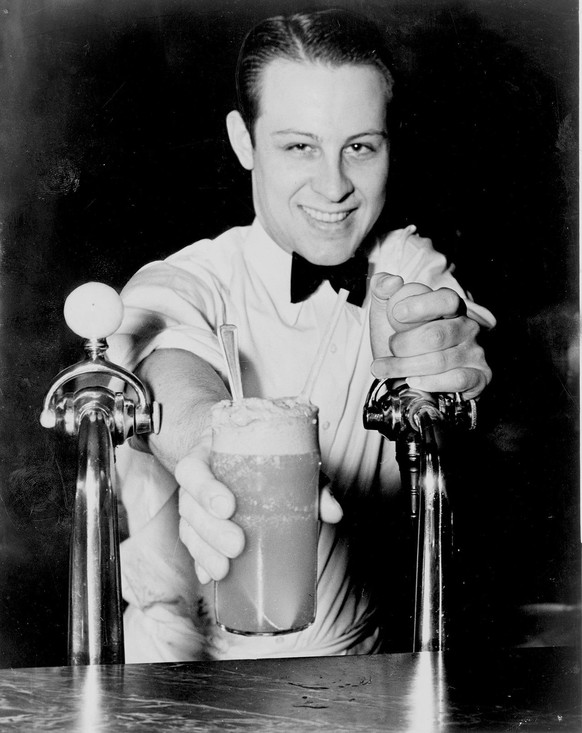 Soda jerk. C&#039;est ainsi que l&#039;on désignait aux États-Unis les employés de service qui fabriquaient et distribuaient des boissons rafraîchissantes,