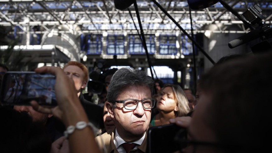 Le leader de La France Insoumise quittant le palais de justice de Bobigny, près de Paris, en France, le 19 septembre 2019